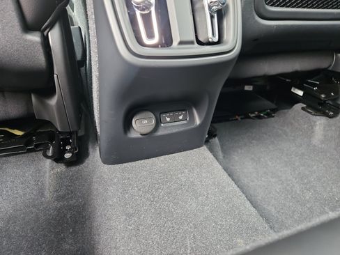Used 2024 Volvo XC40 B5 Plus w/ Climate Package AWD/4WD image 13