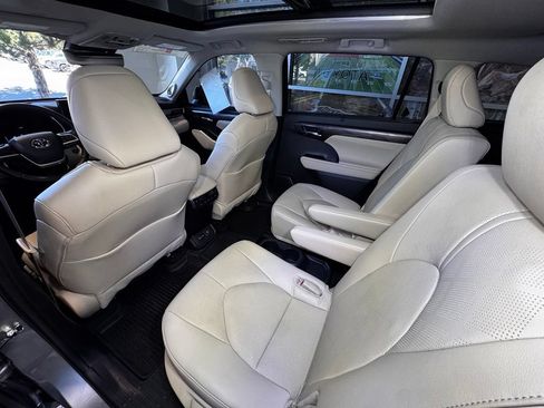 Certified 2024 Toyota Highlander Platinum AWD/4WD image 45