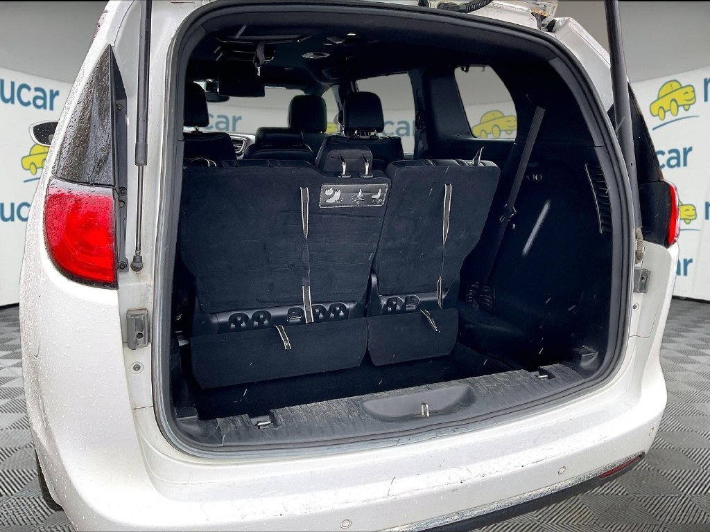 Used 2020 Chrysler Pacifica Touring-L FWD image 31