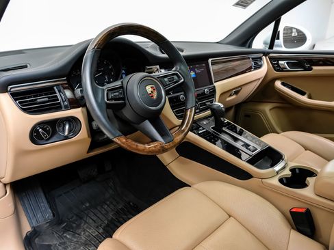 Used 2024 Porsche Macan image 3