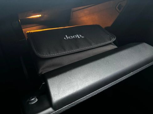 Used 2017 Jeep Cherokee Sport AWD/4WD image 16