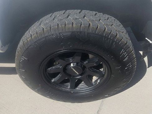 Used 2023 Toyota Tacoma SR5 w/ Technology Package image 2