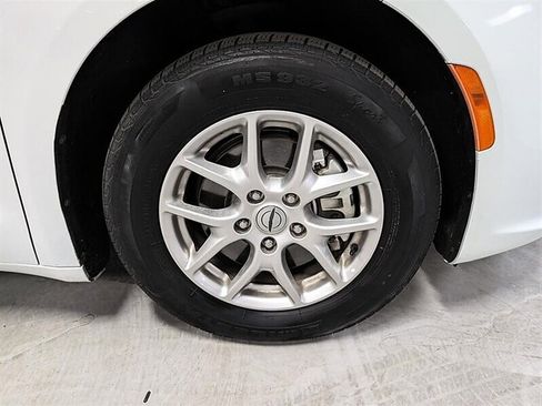 Used 2024 Chrysler Pacifica Touring-L FWD image 12