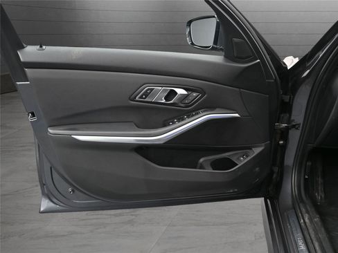 Used 2019 BMW 330i xDrive Sedan w/ Driving Assistance Package image 9