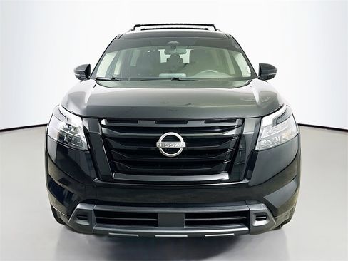 Used 2023 Nissan Pathfinder SV image 2