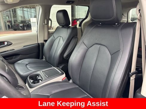 Used 2024 Chrysler Pacifica Touring-L image 14