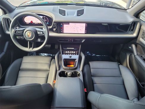 Used 2025 Porsche Cayenne image 22