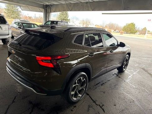 Used 2024 Chevrolet Trax LT w/ Sunroof Package image 12