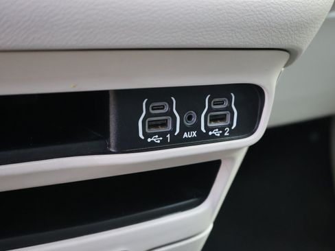 Used 2023 Chrysler Pacifica Touring-L FWD image 31