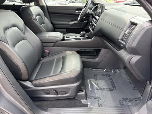 Used 2025 Nissan Pathfinder SL w/ SL Premium Package AWD/4WD image 25