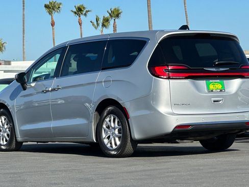 Used 2023 Chrysler Pacifica Touring-L FWD image 7