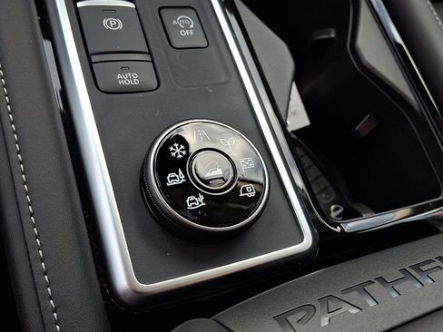 New 2025 Nissan Pathfinder SL image 15