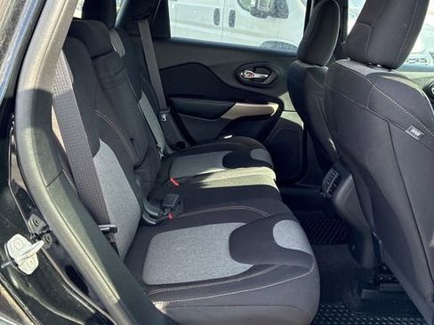 Used 2018 Jeep Cherokee Latitude w/ Cold Weather Group image 28