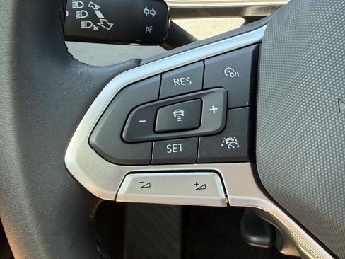 Used 2025 Volkswagen Jetta SE FWD image 16