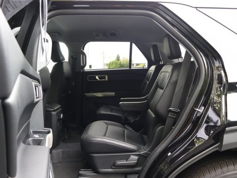 Used 2023 Ford Explorer XLT w/ Equipment Group 202A AWD/4WD image 43