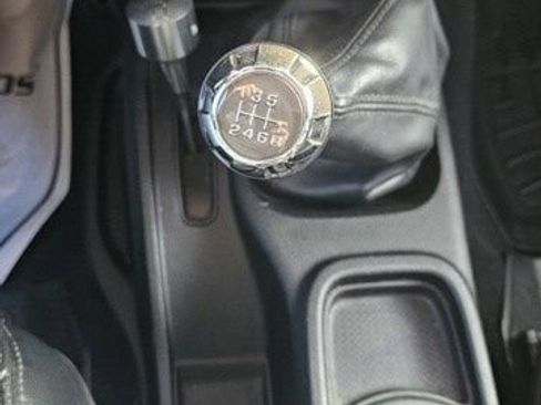 Used 2017 Jeep Wrangler Sahara AWD/4WD image 19