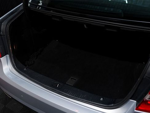 Used 2010 Mercedes-Benz E 550 4MATIC Sedan image 26