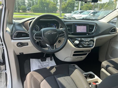 Used 2022 Chrysler Voyager LX FWD image 30