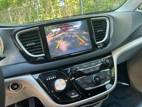 Used 2022 Chrysler Pacifica Touring-L FWD image 18