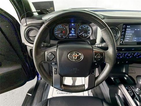 Used 2022 Toyota Tacoma TRD Off-Road image 11