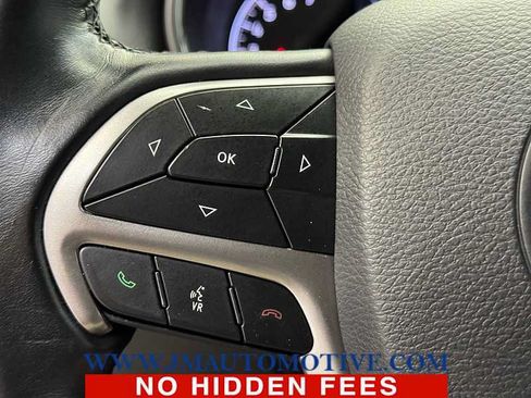 Used 2019 Jeep Grand Cherokee Laredo AWD/4WD image 38