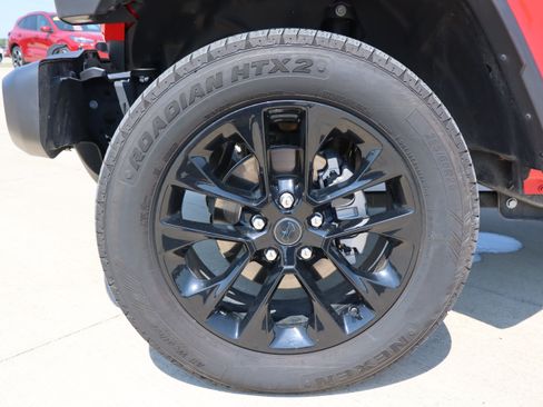 Used 2025 Jeep Wrangler Unlimited Sahara w/ Safety Group AWD/4WD image 27