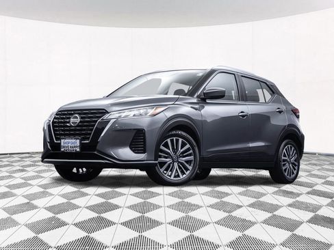 Used 2021 Nissan Kicks SV image 2