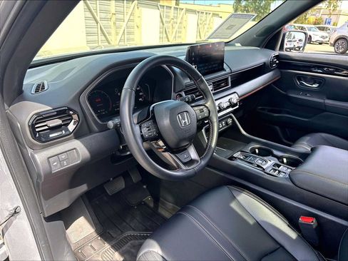 Used 2025 Honda Pilot TrailSport image 16