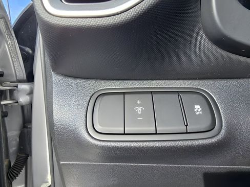 Used 2025 Hyundai Venue SEL image 17