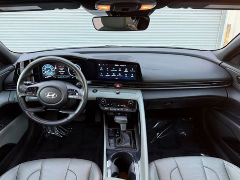 Used 2025 Hyundai Elantra Limited image 33