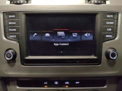 Used 2016 Volkswagen Golf S image 25