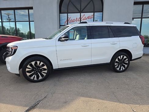 Used 2025 Ford Expedition Platinum w/ Driver's Package AWD/4WD image 4