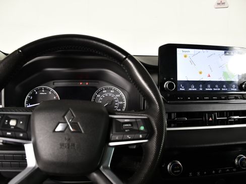 Used 2023 Mitsubishi Outlander SE AWD/4WD image 16