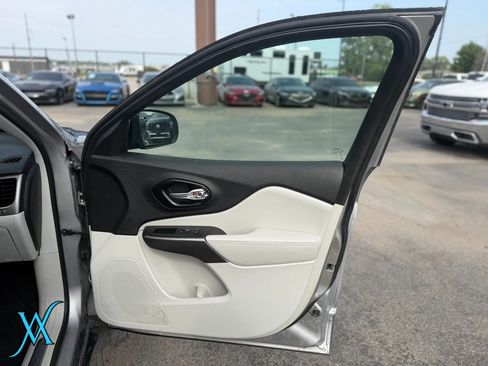 Used 2021 Jeep Cherokee Limited AWD/4WD image 21