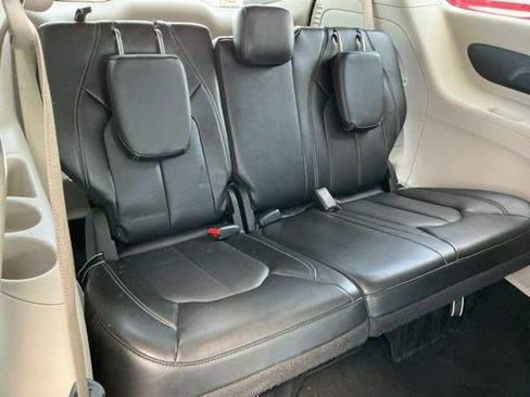 Used 2024 Chrysler Pacifica Touring-L image 21