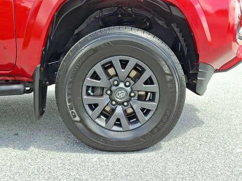 Certified 2022 Toyota Tacoma SR5 AWD/4WD image 9
