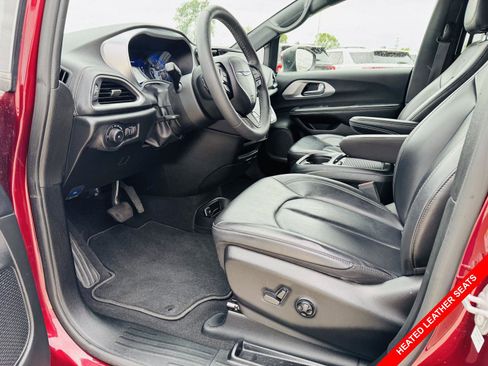 Used 2023 Chrysler Pacifica Touring-L w/ S Appearance Package FWD image 3