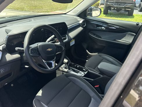 New 2025 Chevrolet TrailBlazer LT w/ Convenience Package image 12