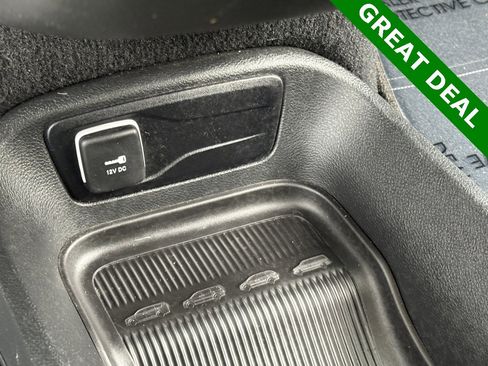 Used 2025 Chrysler Pacifica Select image 22