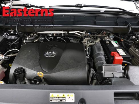 Used 2021 Toyota Highlander XLE AWD/4WD image 7