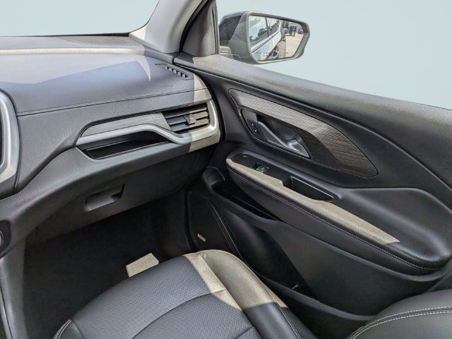 Used 2022 GMC Terrain SLT w/ Infotainment Package II FWD image 16