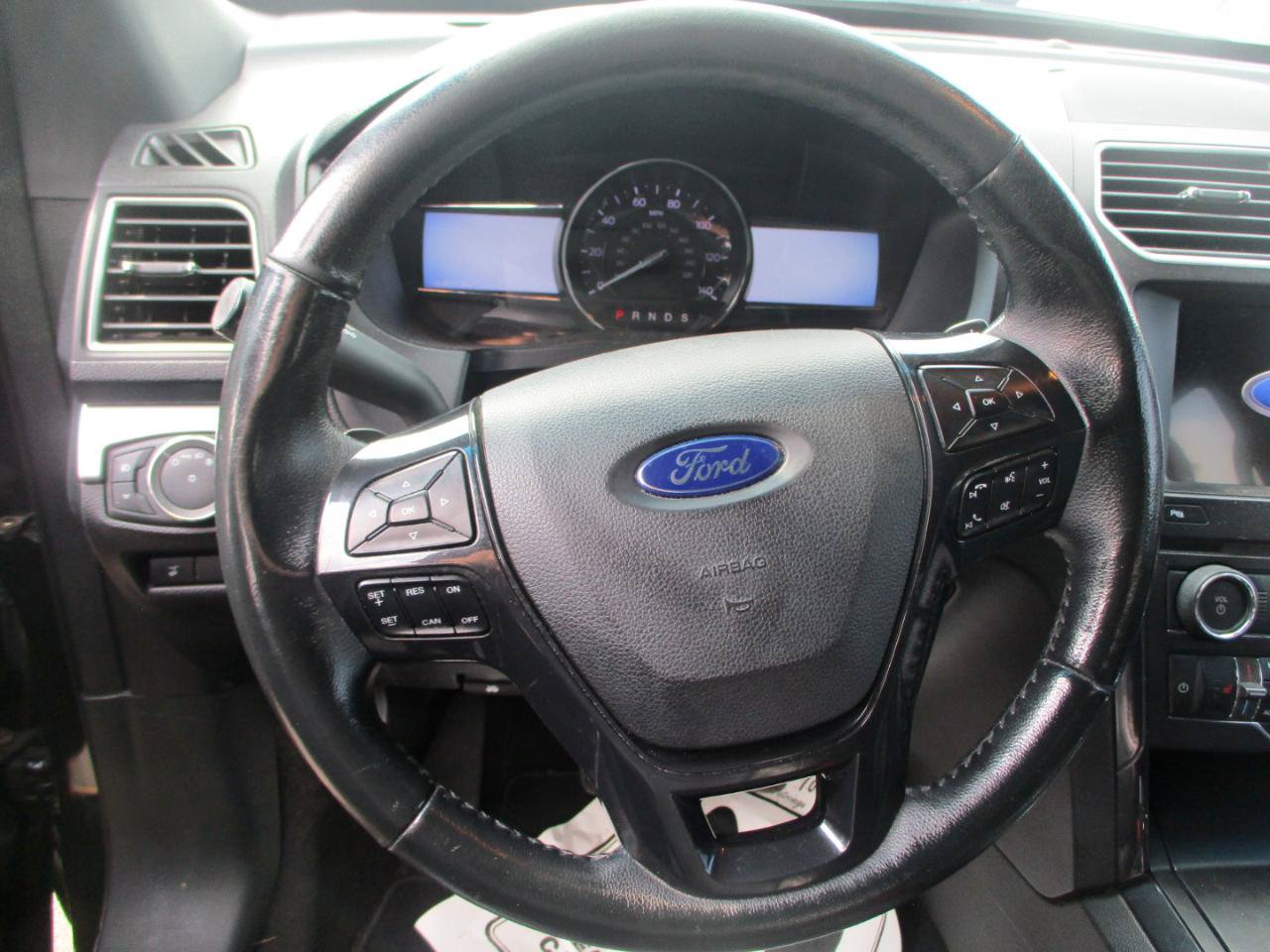 Used 2017 Ford Explorer XLT w/ Equipment Group 202A AWD/4WD image 14