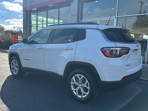 Used 2024 Jeep Compass Latitude AWD/4WD image 2