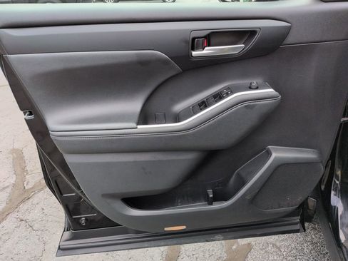 Used 2023 Toyota Highlander XLE image 10