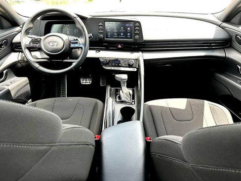 Used 2025 Hyundai Elantra Sport FWD image 31