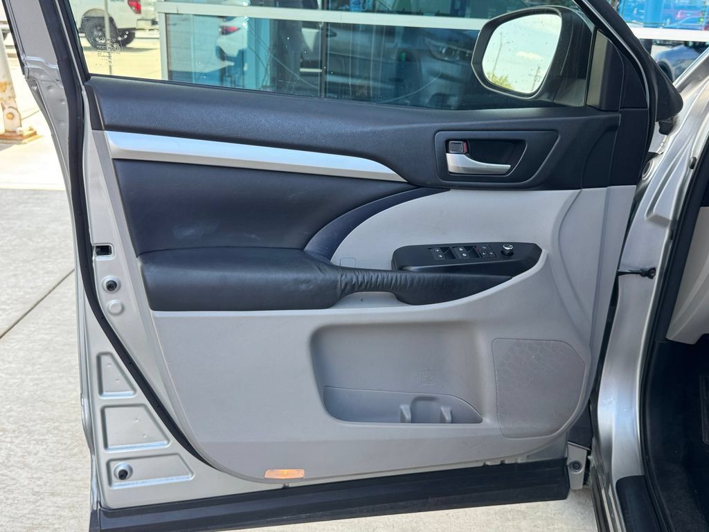 Used 2016 Toyota Highlander XLE w/ Protection Package #3 AWD/4WD image 17