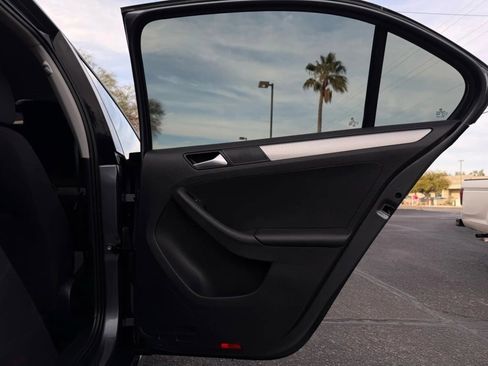 Used 2017 Volkswagen Jetta S image 33