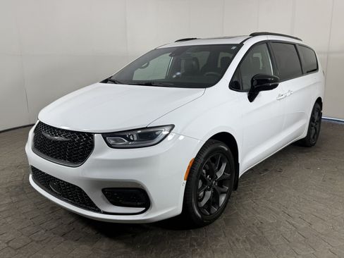 Used 2024 Chrysler Pacifica Limited w/ Uconnect Theater Family Group AWD/4WD image 3