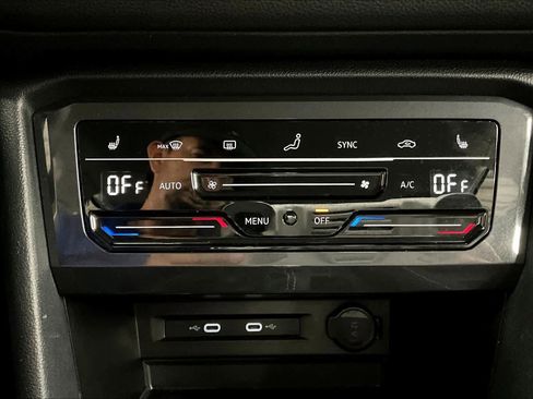 Used 2022 Volkswagen Tiguan SE image 35