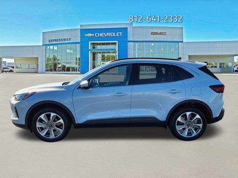 Used 2025 Ford Escape Platinum w/ Premium Technology Package image 4